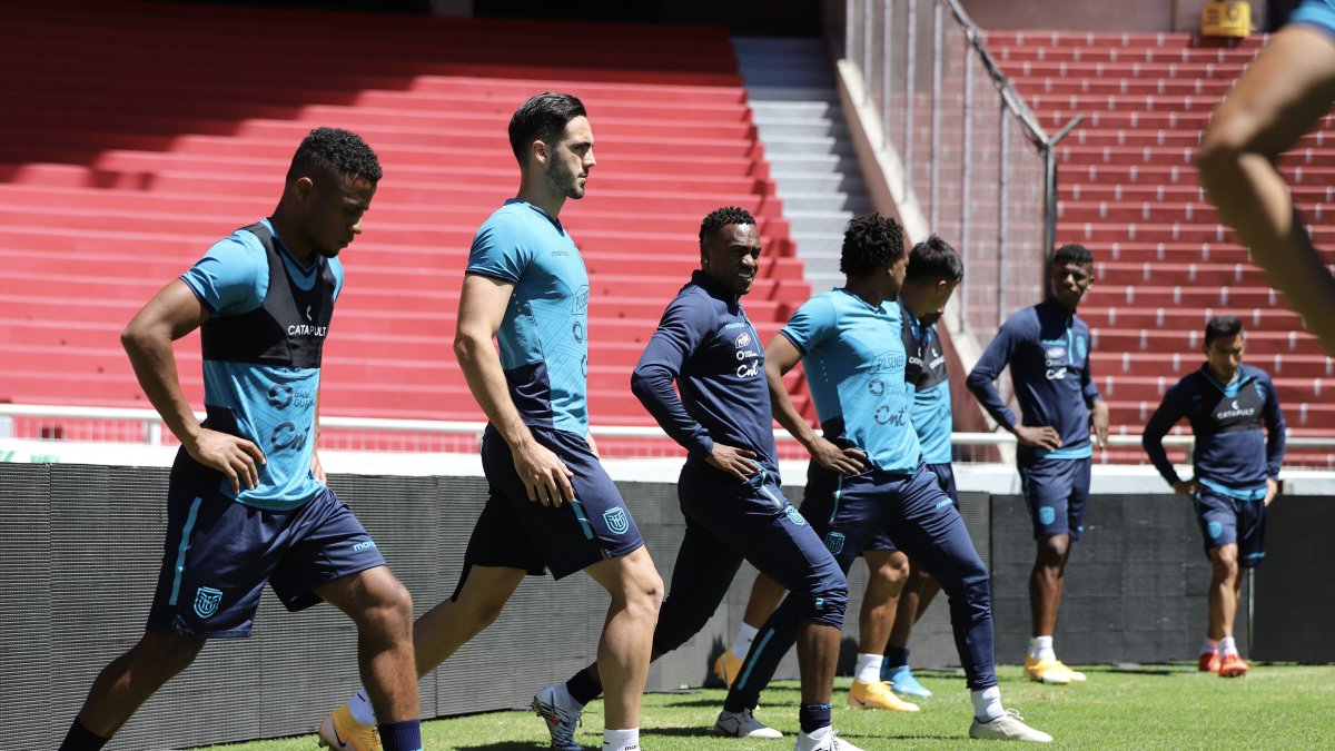 Los jugadores de la tricolor trabajan desde el viernes pasado luego de la derrota 1-0 ante Argentina.