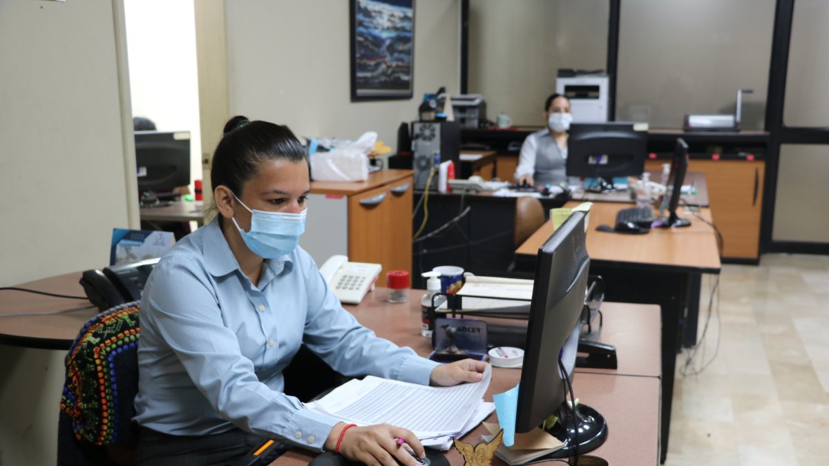 Personal académico y administrativo de la Universidad de Guayaquil retoman su jornada laboral completa.