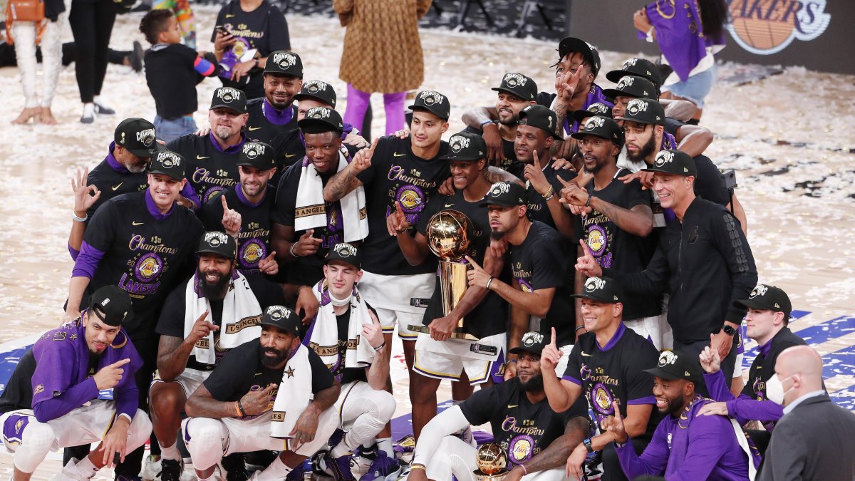 Celebración.  Los Lakers levantaron su anillo 17 de la NBA tras vencer 106-93 a los Heats cerrando las Finales por marcador global de 4-2.