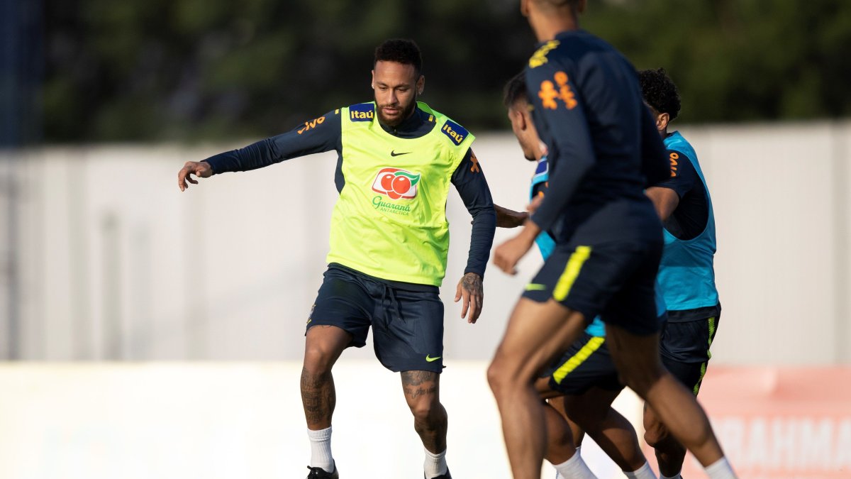 Neymar Jr, pese a sufrir molestias lumbares antes del partido anterior con Bolivia, sí entrenó con normalida y sería del cotejo ante Perú.