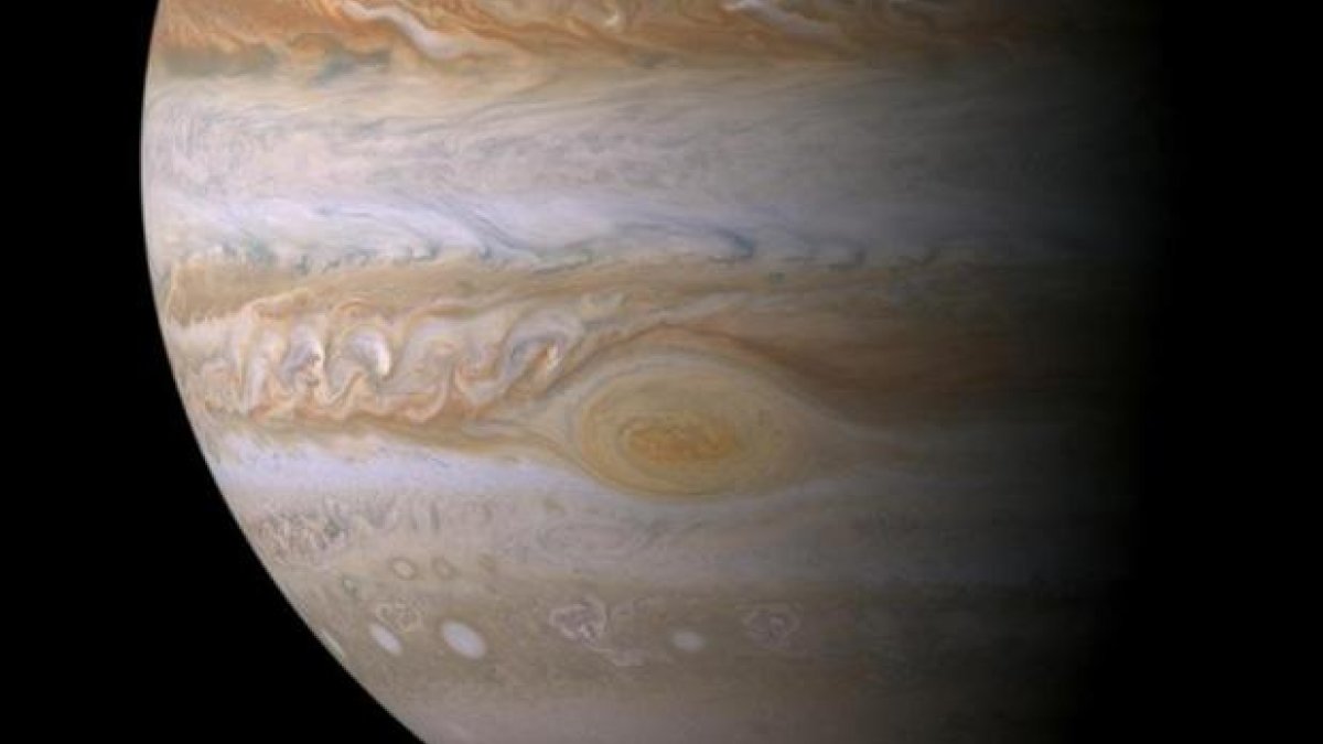 Representación del sobrevuelo a Júpiter a través de las imágenes capturadas por la misión Juno de la NASA.