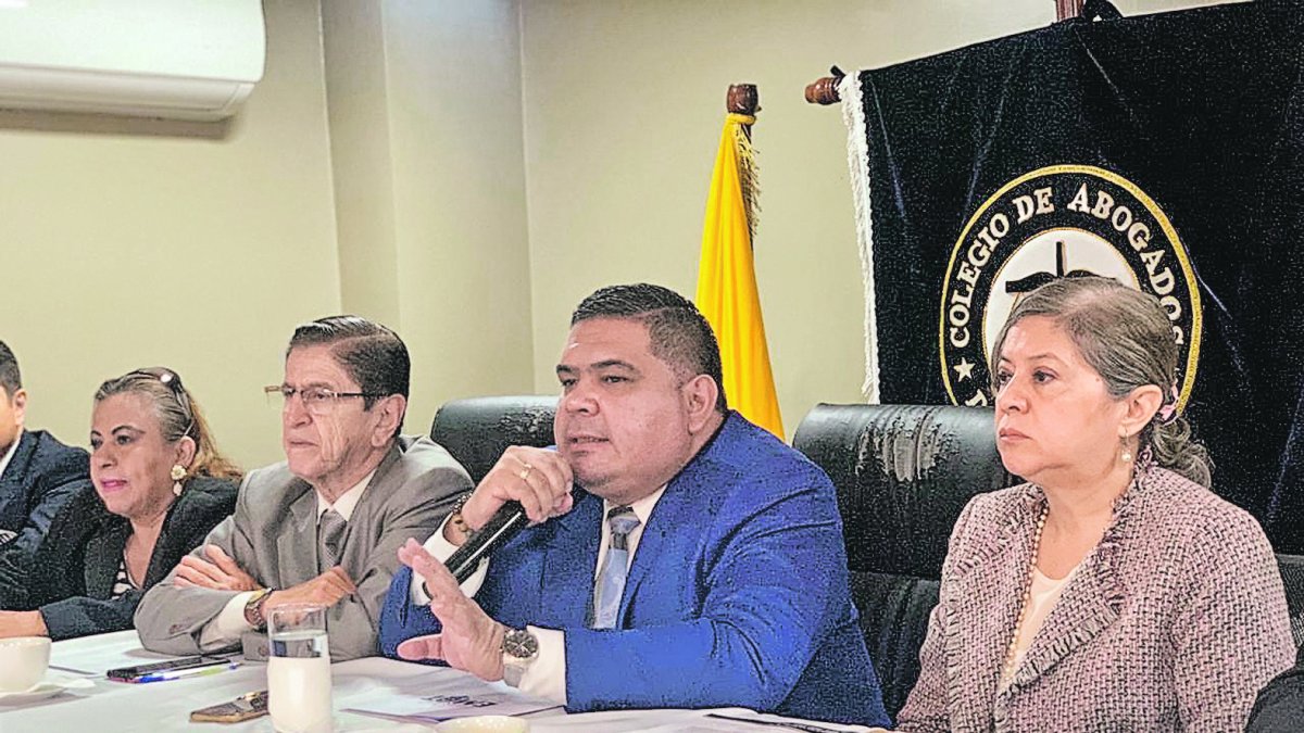 El tribunal electoral, presidido por Juan Jiménez (azul) no presentó ninguna acción legal para impugnar la decisión del directorio de Jimmy Salazar.