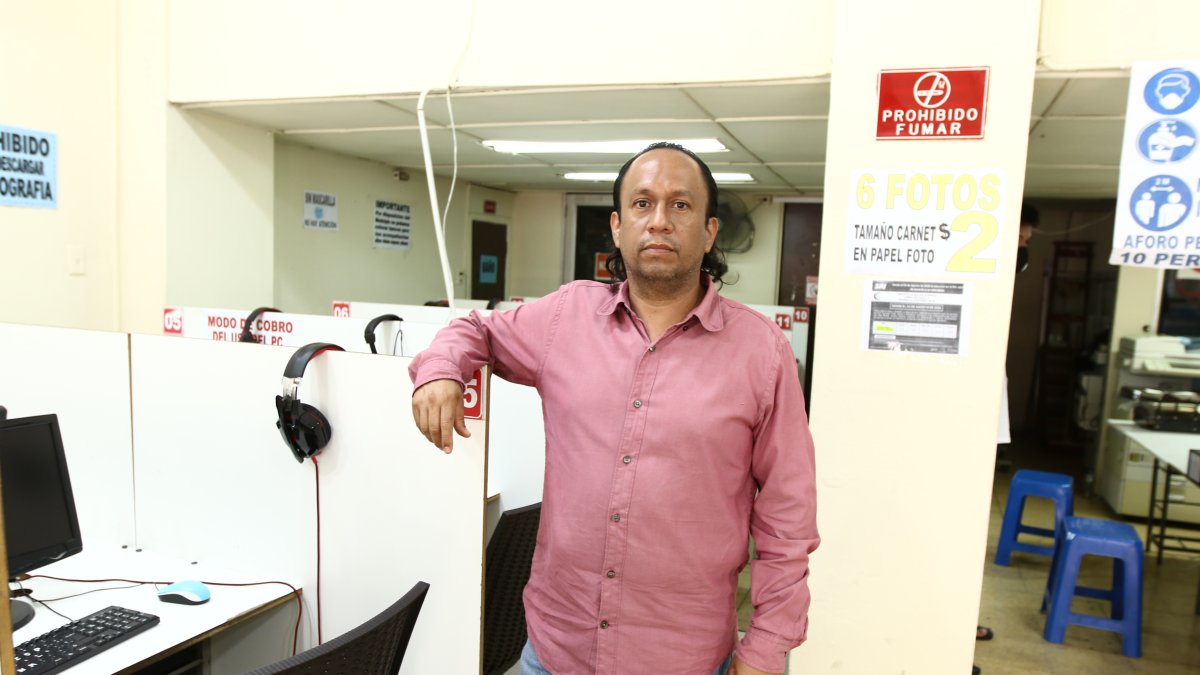 Maros Alvarado, propietario de tres cyber en el centro de la ciudad.