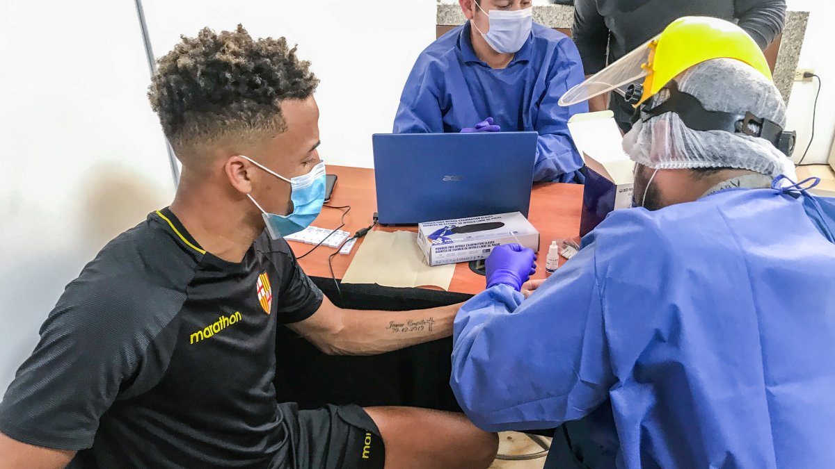 Los jugadores de Barcelona fueron sometidos a pruebas rápidas y PCR durante la paralización del campeonato