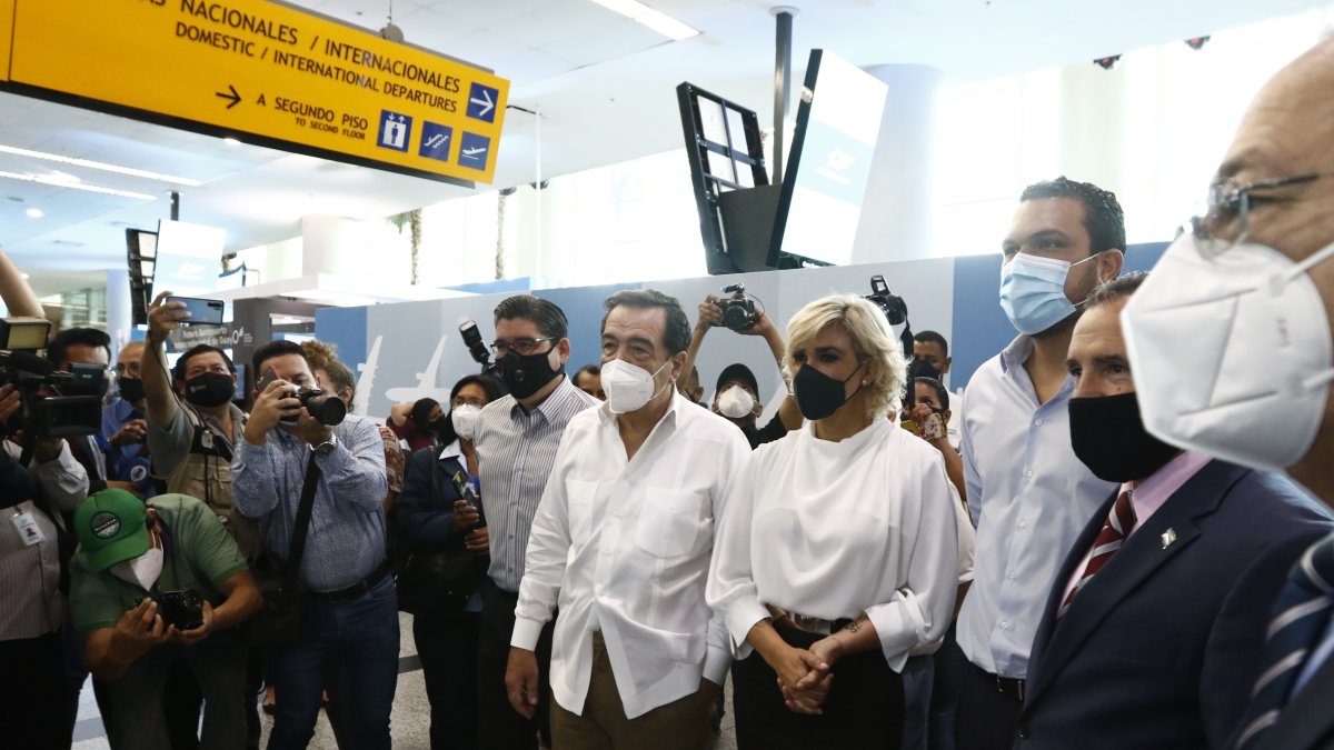 La alcaldesa, Cynthia Viteri y el presidente del Comité del Bicentenario, Jaime Nebot, en el aeropuerto, José Joaquín de Olmedo.