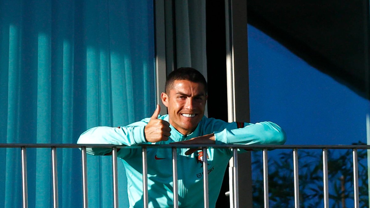 El portugués vio desde la terraza de su habitación el entrenamiento de su selección que este miércoles jugará ante Suecia.