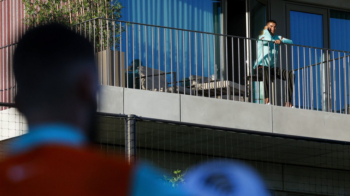 El jugador vio desde el balcón de su habitación en la ciudad deportiva de la selección, en Lisboa, el entrenamiento de sus compañeros.