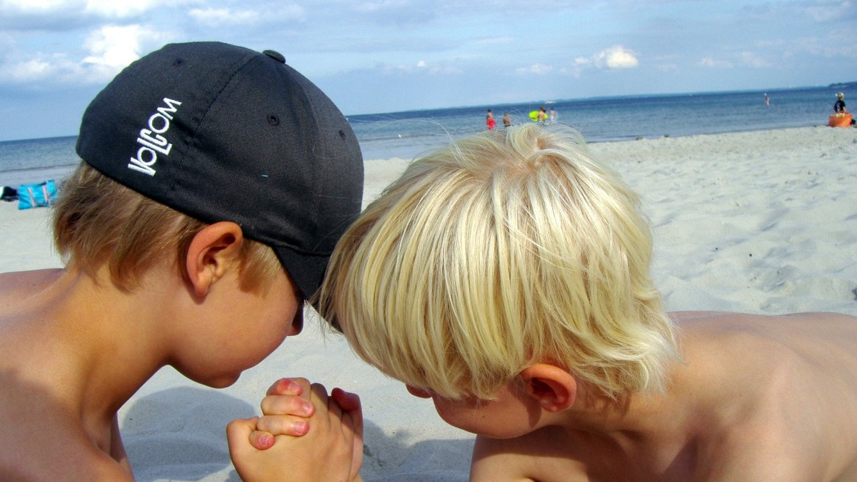 Desde la infancia los niños deben hacer actividad física como jugar, correr, saltar.