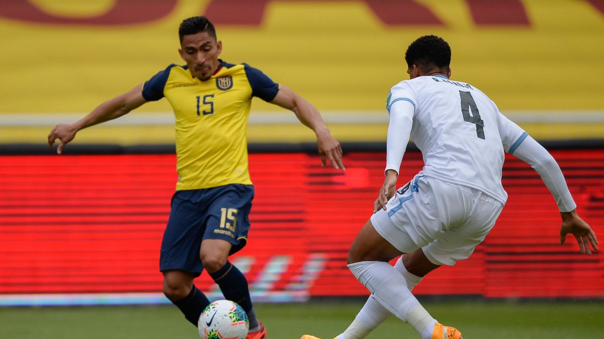 Ángel Mena encara a Ronald Araujo durante el partido por las eliminatorias al Mundial de Catar 2022