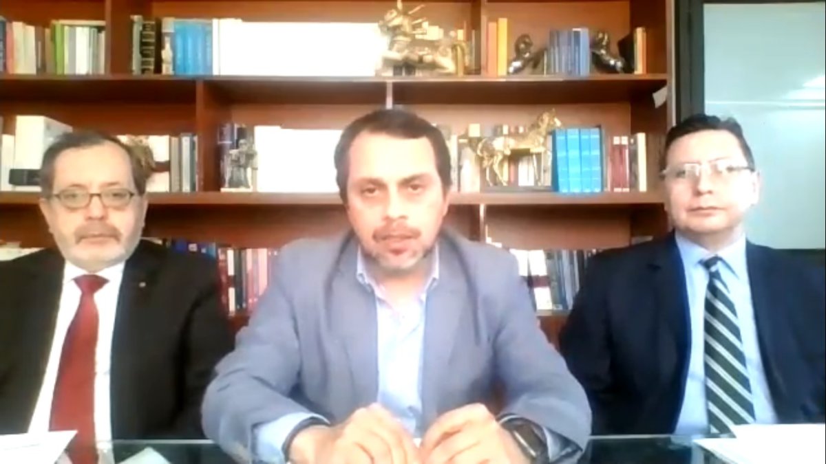 El expresidente del Consejo Directivo del IESS, Paúl Granda, durante una rueda de prensa.