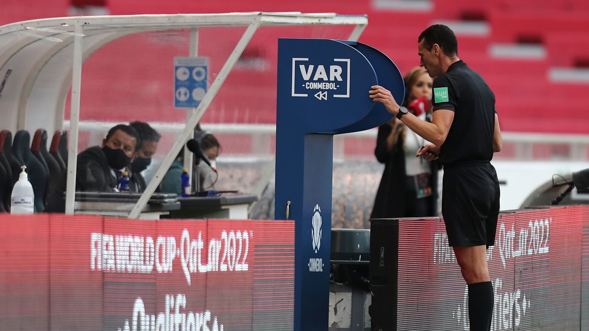El árbitro Wilmar Roldán consulta en la pantalla del VAR para determinar el primer penal a favor de Uruguay, en el juego contra Ecuador