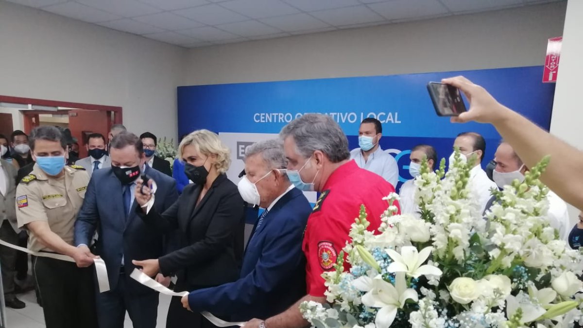 La alcaldesa de Guayaquil, junto a otras autoridades, en la inauguración de la nueva central del ECU 911.