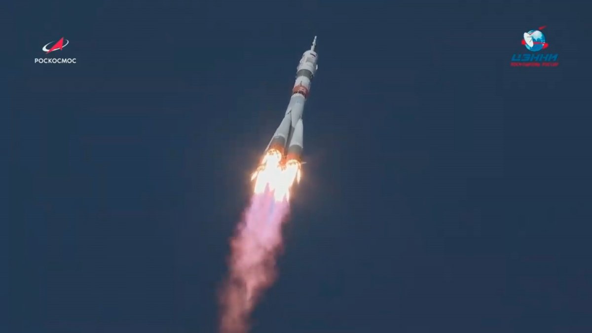La nave espacial rusa Soyuz MS-17 se acopló hoy a la EEI poco más de tres horas después de haber sido lanzada al espacio desde el cosmódromo de Baikonur 