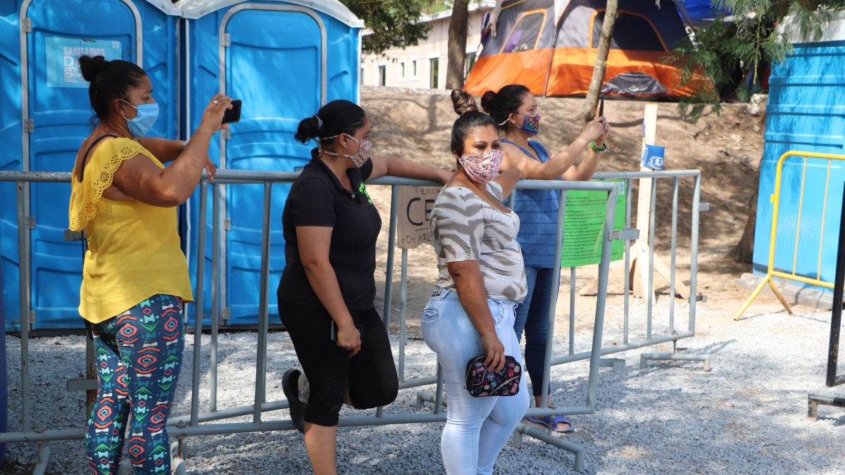 Miles de migrantes detenidos en medio de la emergencia sanitaria.