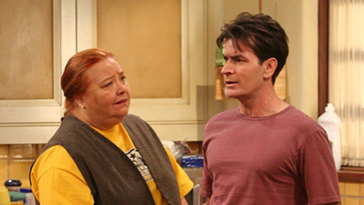 Conchata y Charlie, en uno de los capítulos de la afamada serie Dos hombres y medio.