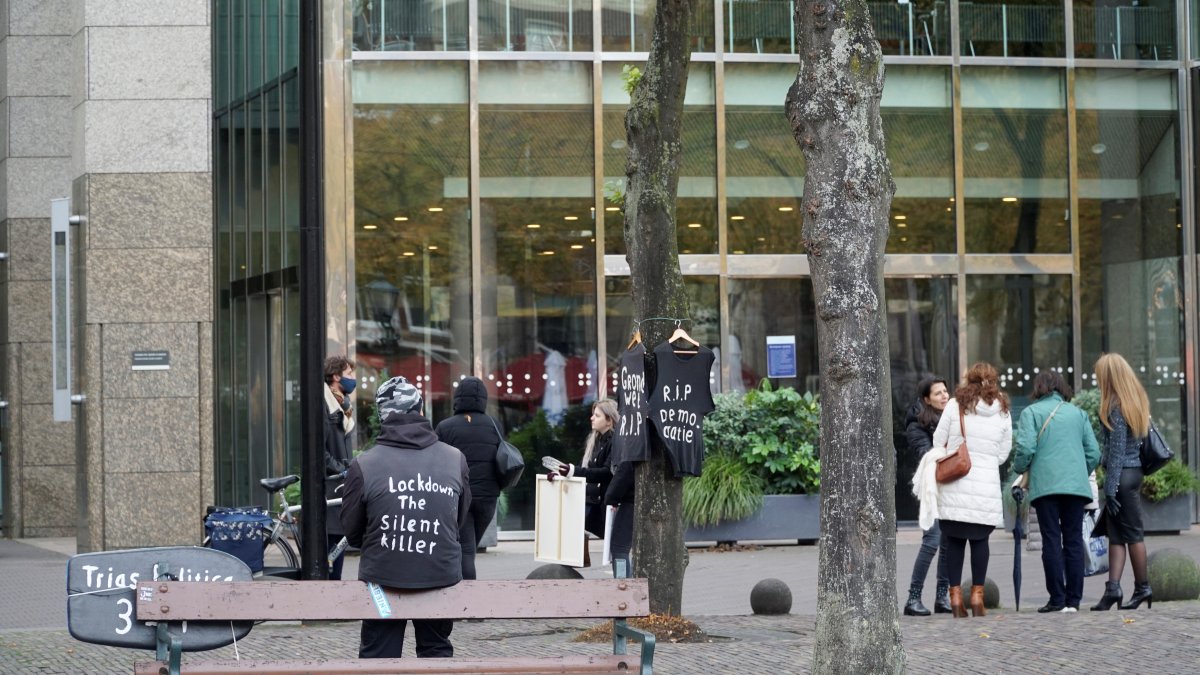 Un hombre protesta ante el Parlamento de La Haya por las medidas aplicadas para frenar los contagios.