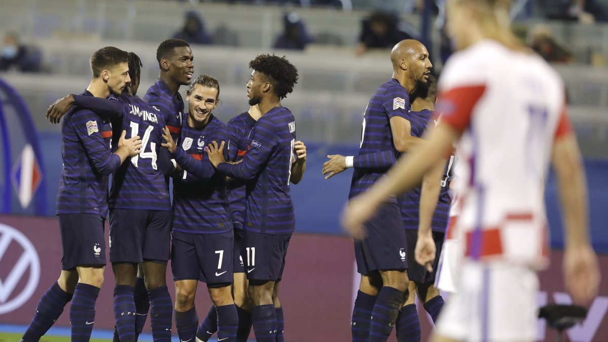 Con gol de Antoinne Griezmann (c)  Francia empezó a labrar su victoria ante Croacia.