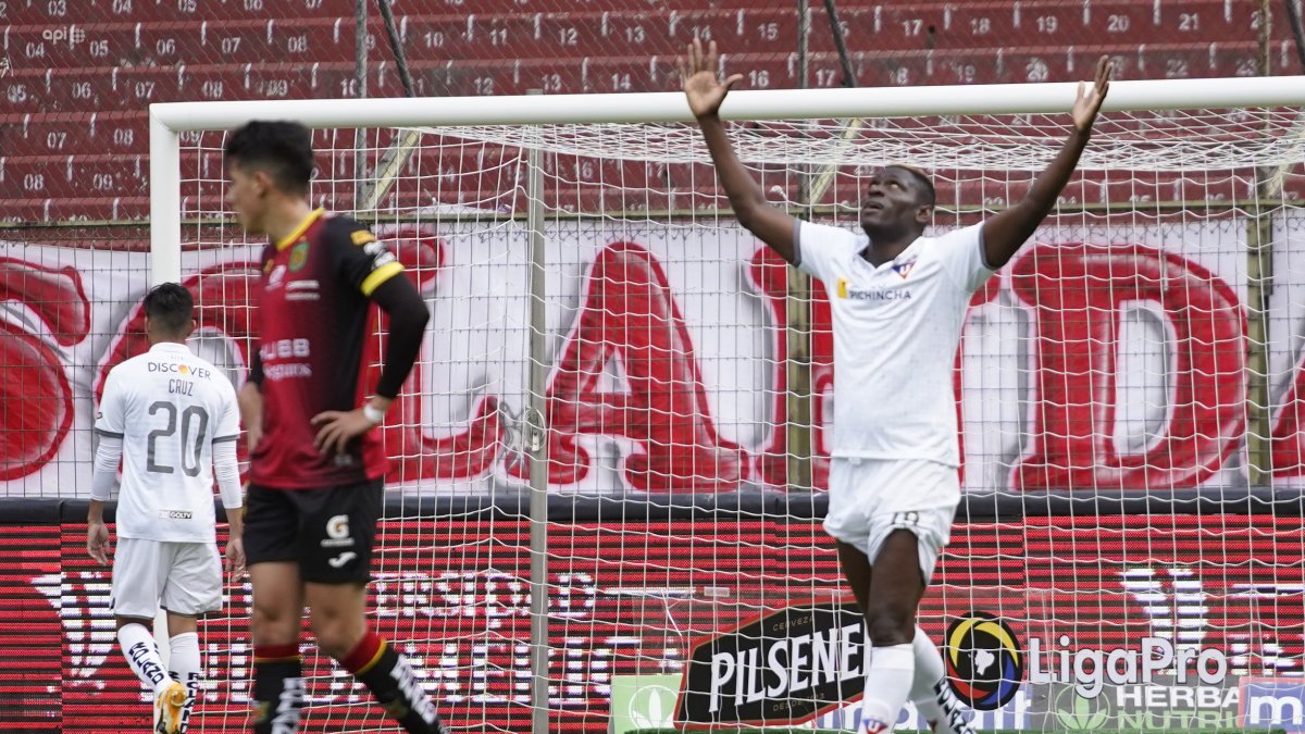 Chistian Martínez Borja celebra su tanto ante Deportivo Cuenca. Con ello ya es el máximo goleador de LigaPro con 13 tantos.