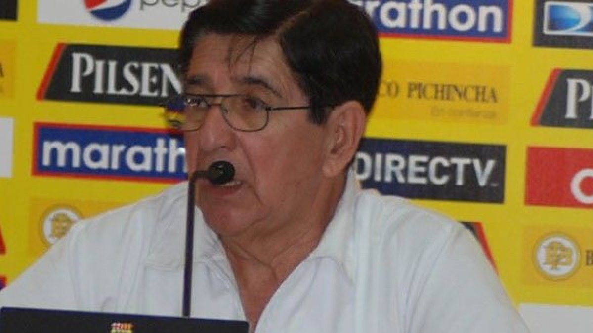 También fue médico de la Selección Nacional en algunas ocasiones, concejal de Guayaquil y Director del Partido Social Cristiano.