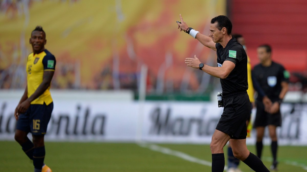 Wilmar Roldán se apoyó en el VAR para anular tres goles y determinar un penal en el partido entre Ecuador y Uruguay