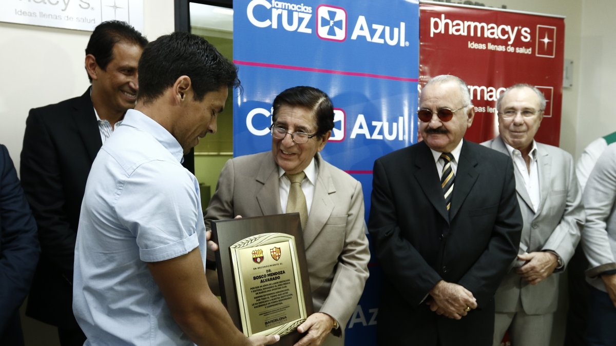 Una de las últimas gráficas del galeno con Barcelona, cuando el equipo inaguró el departamento médico 