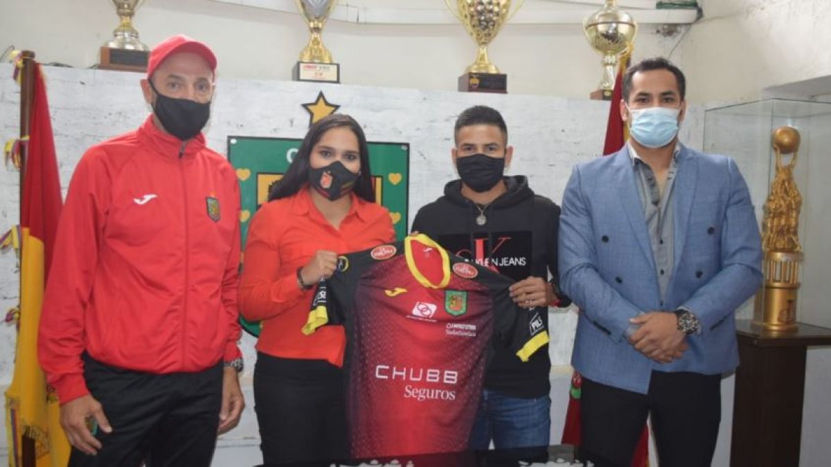 La dirigencia azuaya presentó a Wacho Vera (de negro), pero no podrá contar con él.