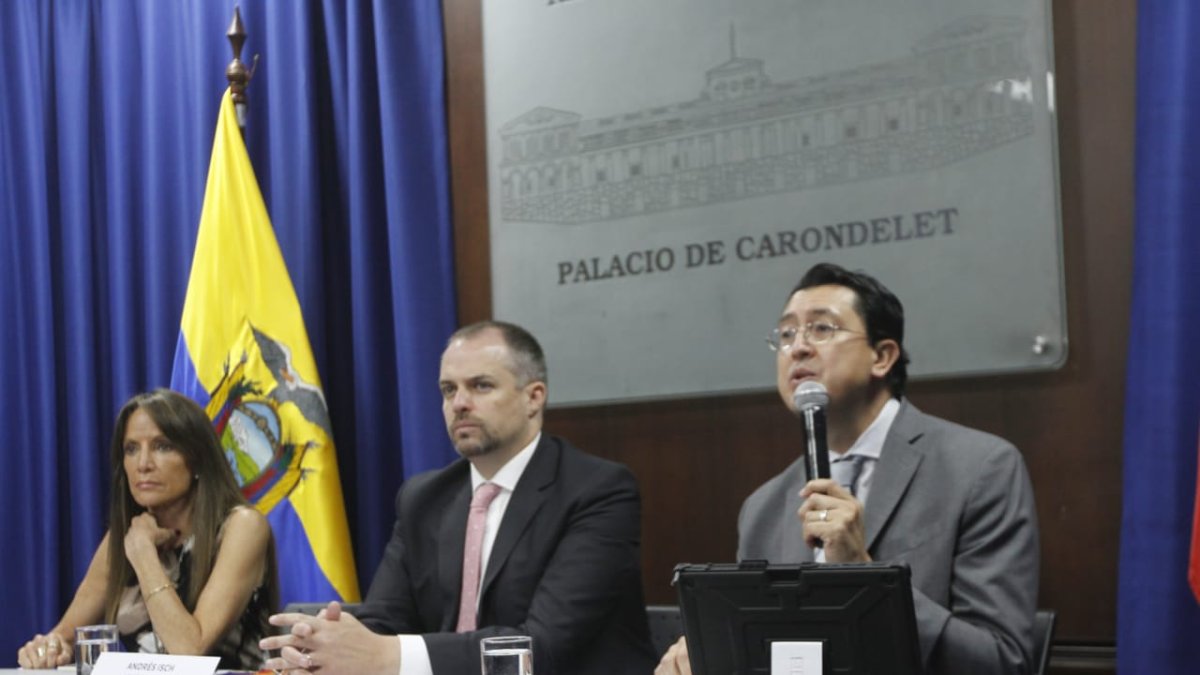 La rueda de prensa estuvo presidida por Caridad Vela, secretaria de Comunicación; Andres Isch, ministro de Trabajo y Diego Andrade, director del INEC.