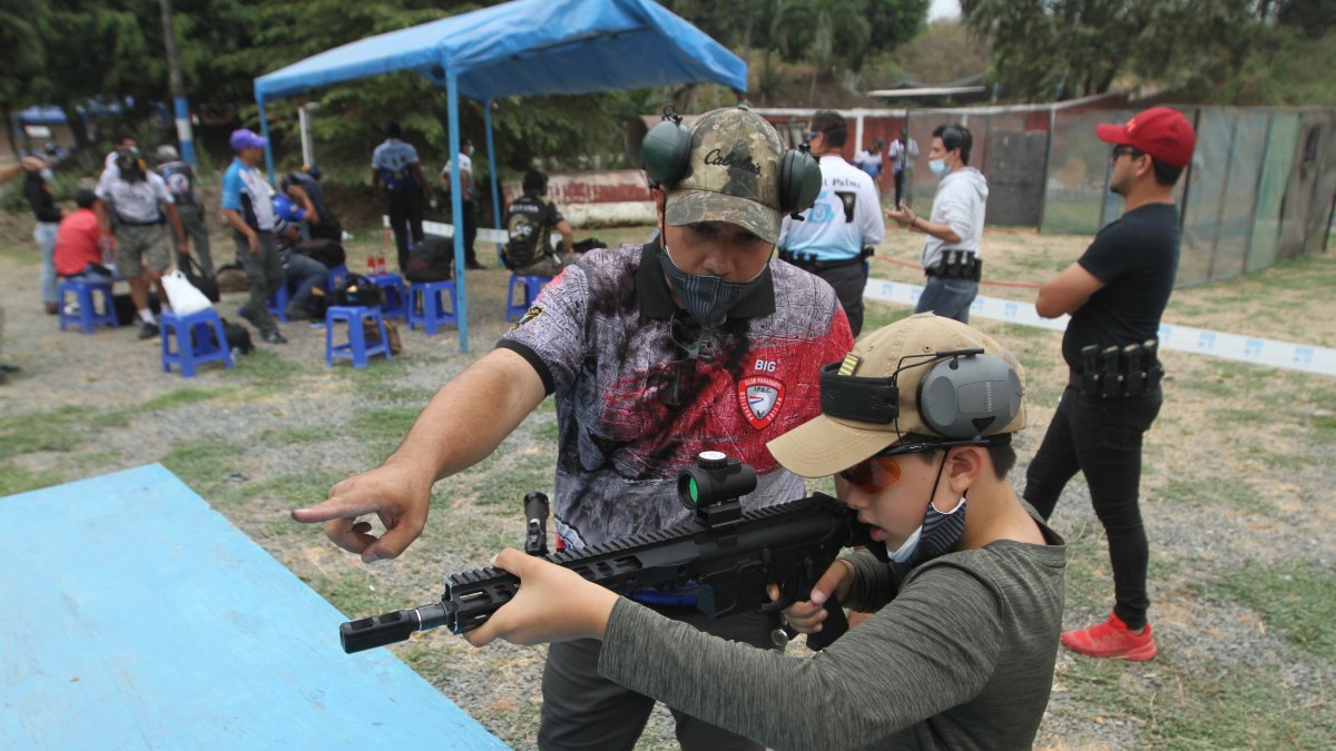 Michael Ortega supervisa los preparativos que su hijo, Mathías, realiza con su arma.