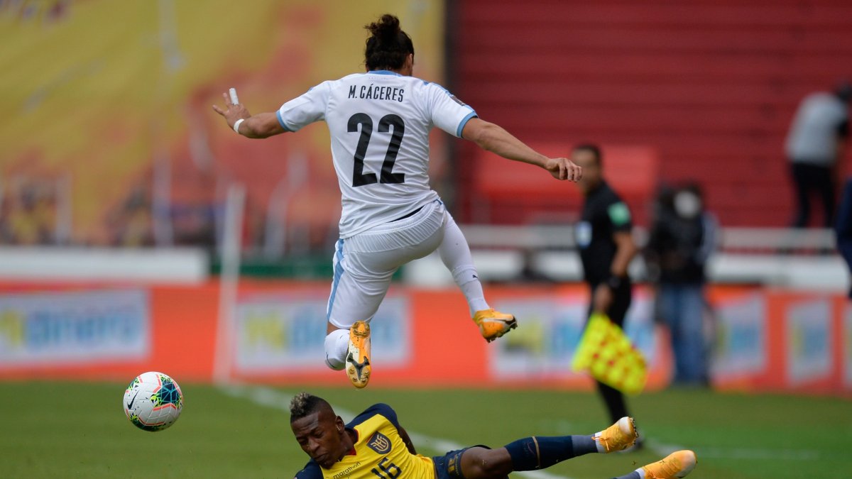 Pervis Estupiñán (en el piso) salió lesionado en el partido donde Ecuador venció 4-2 a Uruguay.         

 FBL-WC-2022-ECU-URU