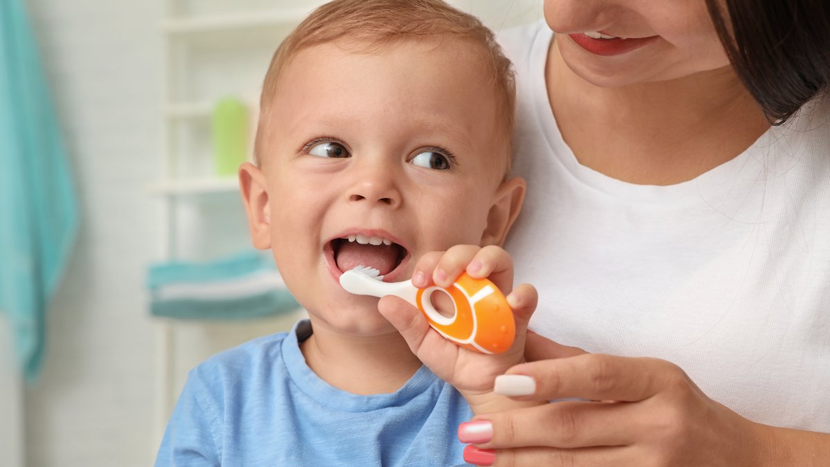 Las madres deben enseñar a sus pequeños a cepillarse correctamente  los dientes