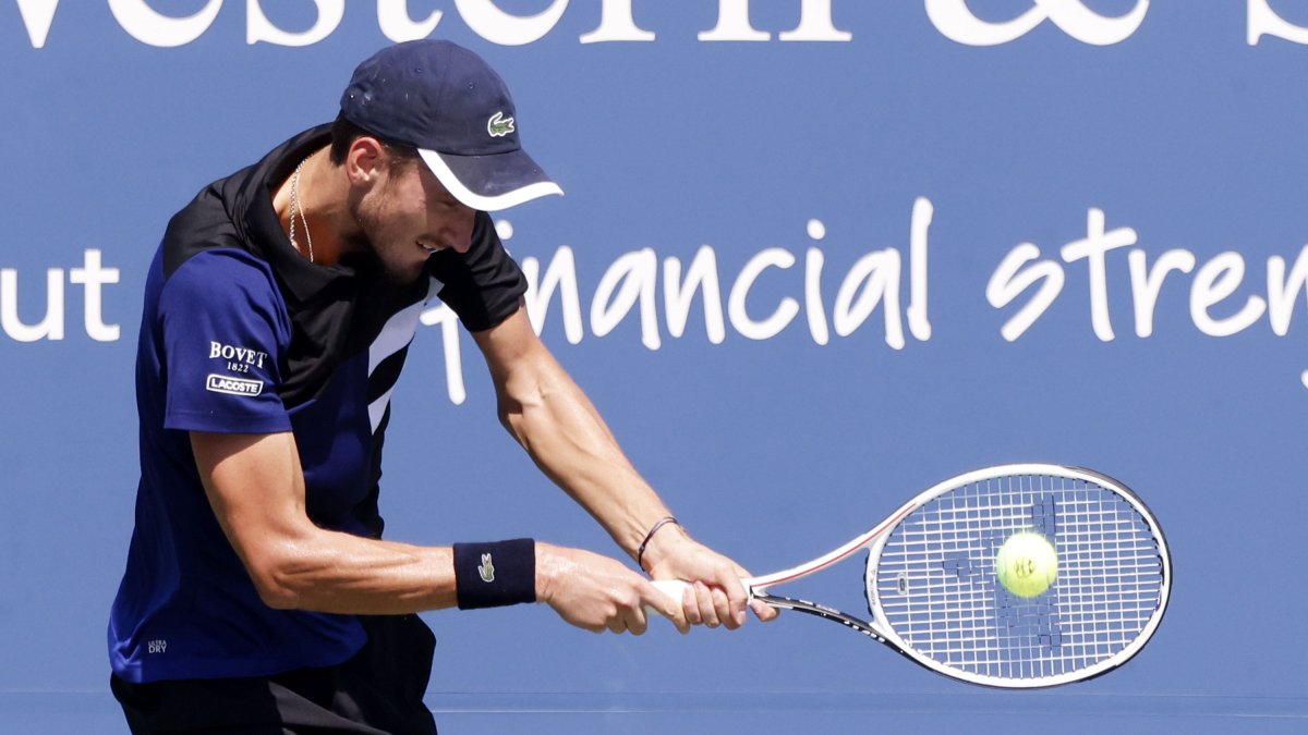 El tenista ruso no pudo ante la potencia de Opelka y terminó cediendo el partido por 2-6, 7-5 y 6-4.