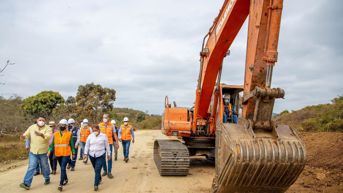 En agosto de este año, la prefecta Susana González inspeccionó los trabajos en la vía Petrillo-Minas de Petrillo, en el cantón Nobol. La obra registra un avance del 42,5 %.