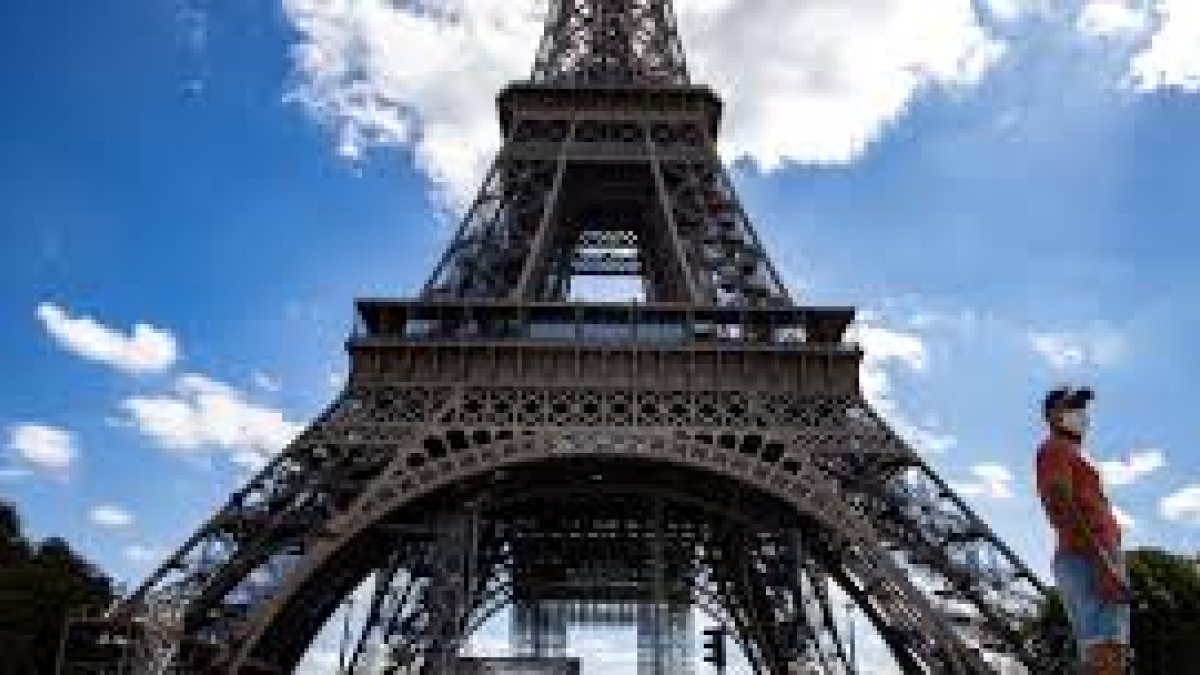 La emblemática torre Eiffel de la capital francesa. La embajada de ese país en Ecuador abrió formalmente la convocatoria a las becas Erasmus para el 2021.