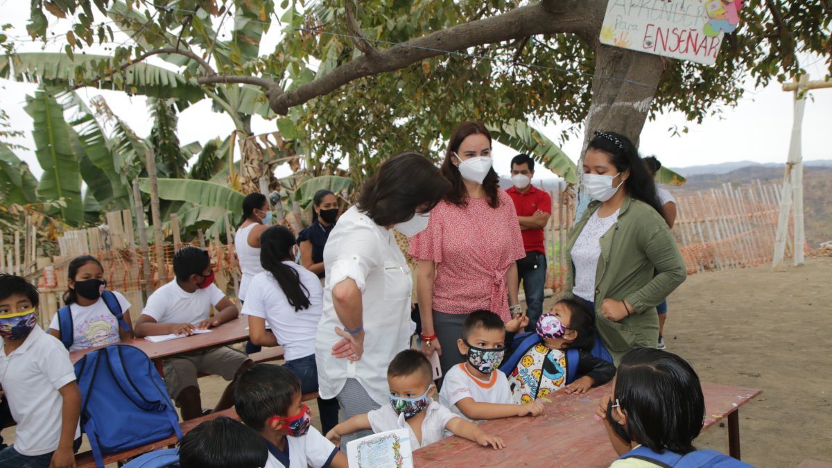 Trabajo. Aulas improvisadas acogen a niños de Monte Sinaí.