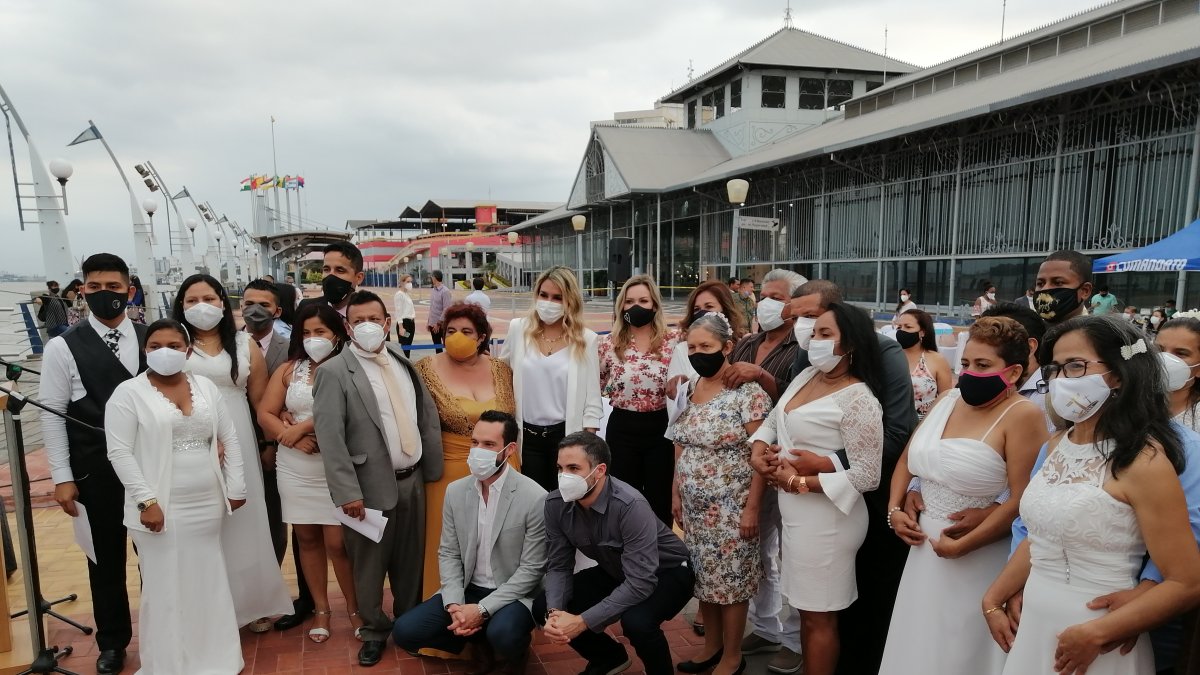 Quince parejas se casaron en la parte exterior del Palacio de Cristal ayer, jueves 15 de octubre de 2020.