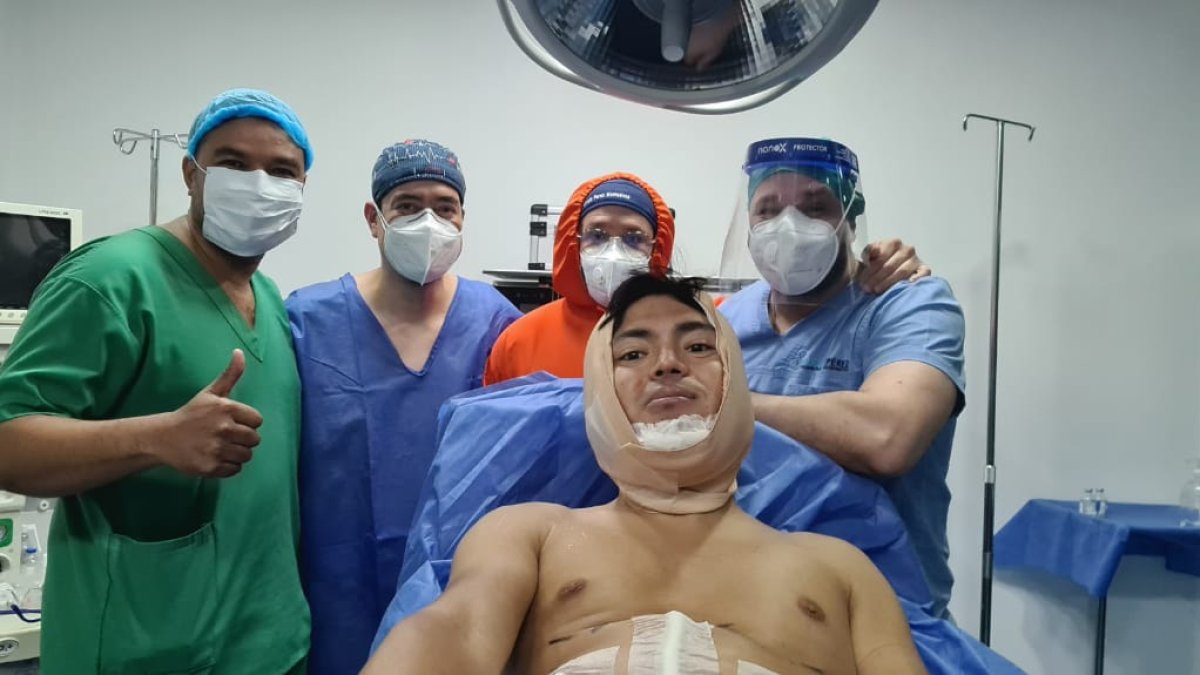 Mauricio Altamirano con el equipo médico.