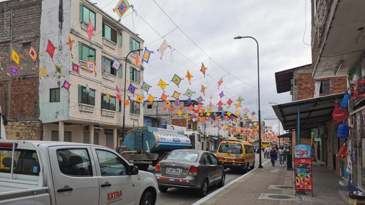 Durán. La calle Sibambe, desde Cuenca hasta el monumento de los caballos, está adornada con 177 hileras de cometas hechas a mano.