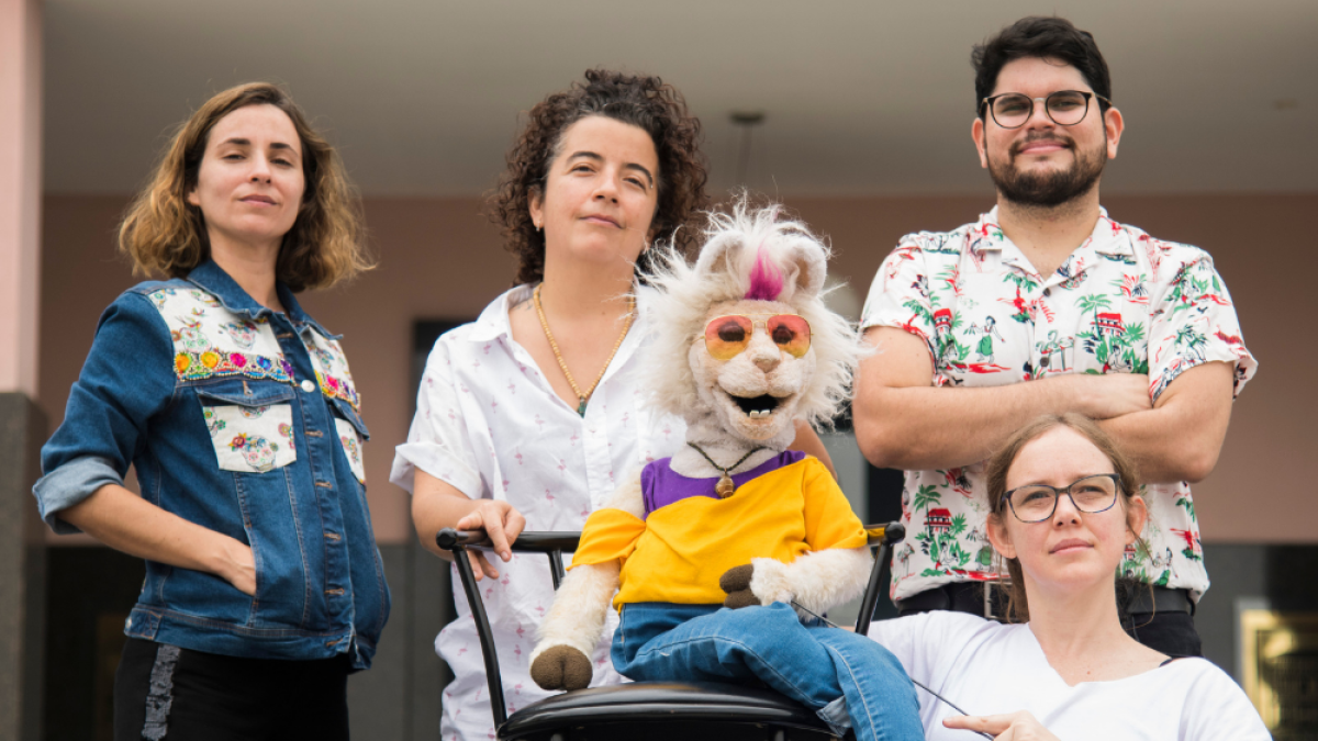 Luisa Cuesta es su directora escénica; Alexandra Mora es la directora y guionista del programa; Guido Bajaña se encarga de la fotografía;  Valiana Areco es la guionista y operadora de Nina.