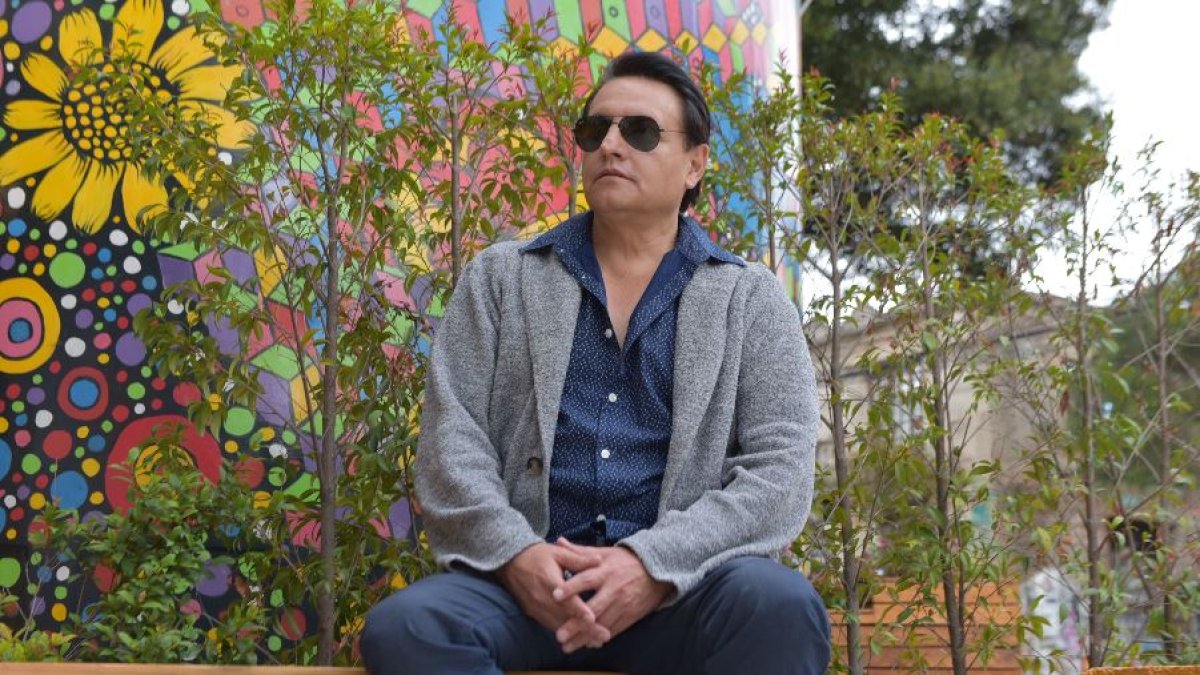 Este hombre de apariencia implacable, ama la buena música y la poesía.