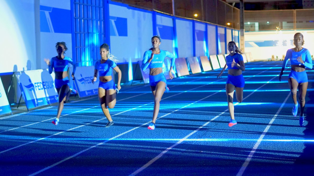 El grupo de atletas que realizó una competencia de exhibición, durante la reapertura de la pista atlética Víctor Emilio Estrada, ubicada en el centro de Guayaquil.