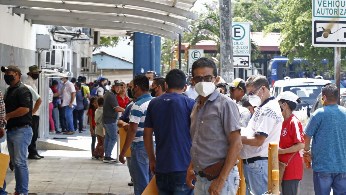 Panorama. Decenas de personas llegan hacia las instalaciones de la CTE, en el centro, para renovar o adquirir su licencia por primera vez.