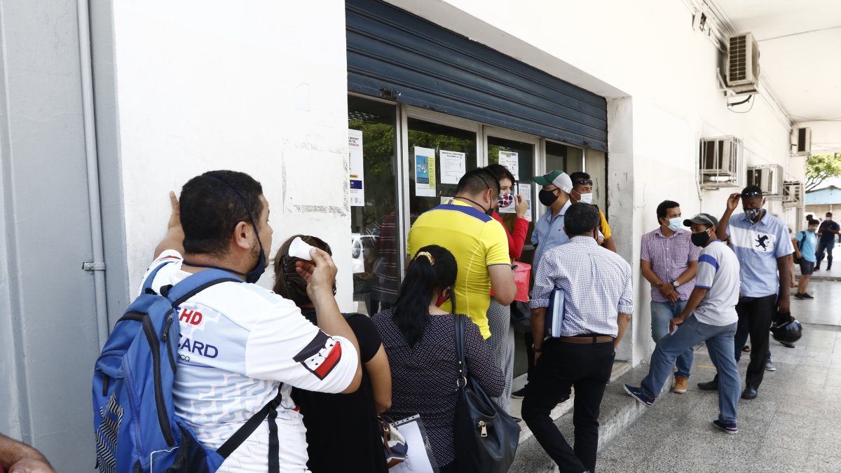 Los usuarios hacen fila para obtener la licencia de conducir en la Comisión de Tránsito de Ecuador, en las oficinas de Guayaquil..