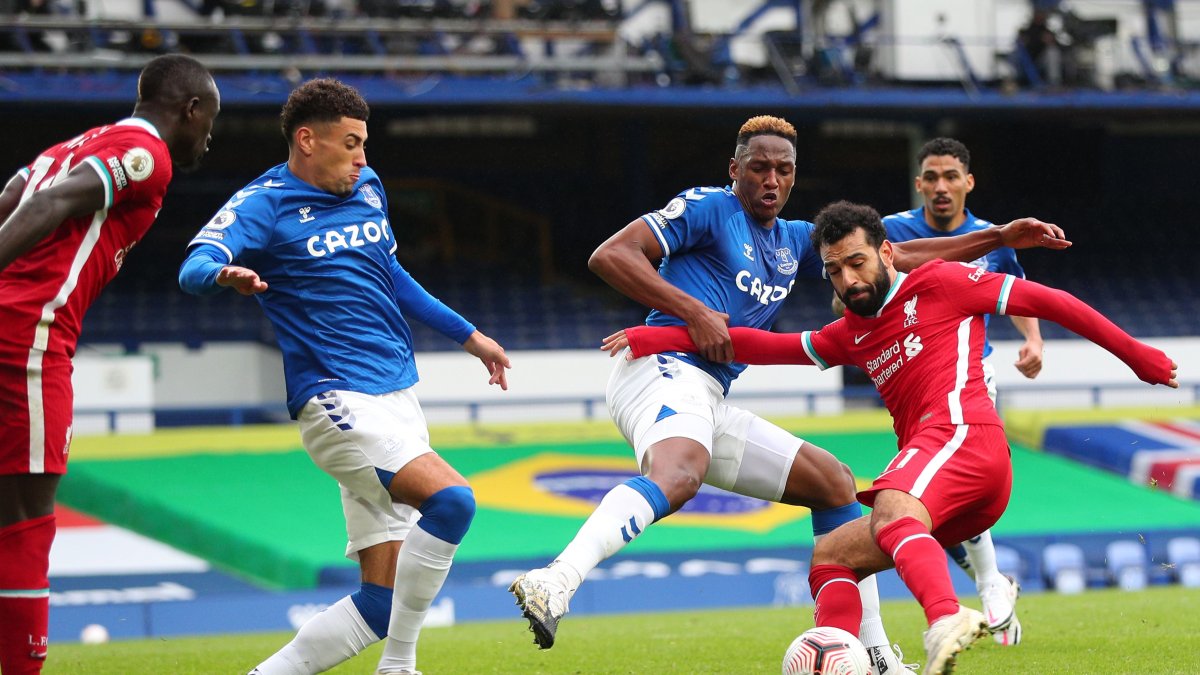 Liverpool y Everton protagonizaron un gran partido, pero en la recta final el VAR saltó al primer plano