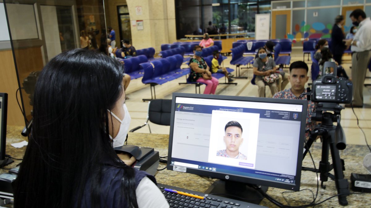 Menos de 30 minutos le toma al usuario obtener el nuevo pasaporte electrónico. 