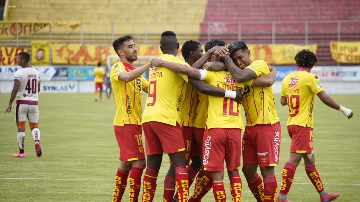 Los jugadores de Aucas festejan el tanto de penal que marcó Víctor Figueroa