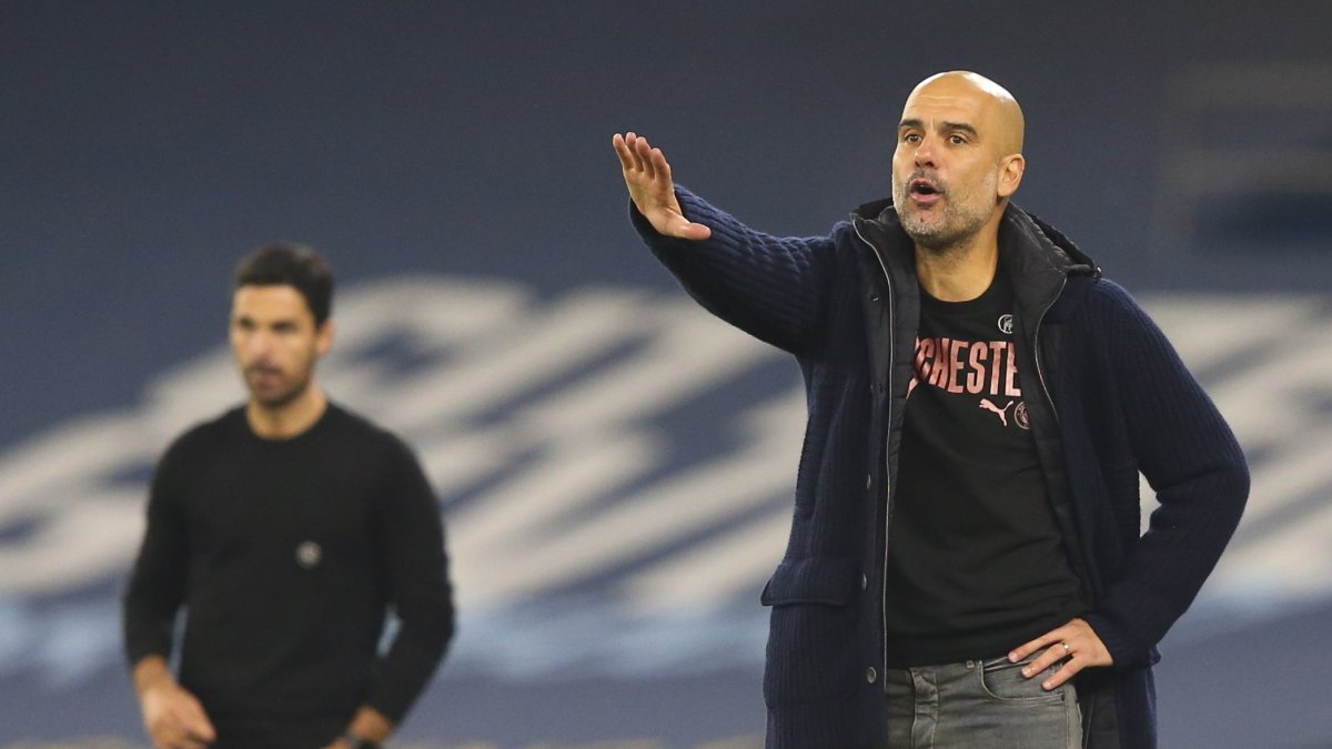 Los entrenadores, Mikel Arteta (i) y Pep Guardiola (d), trabajaron juntos en el Manchester City.