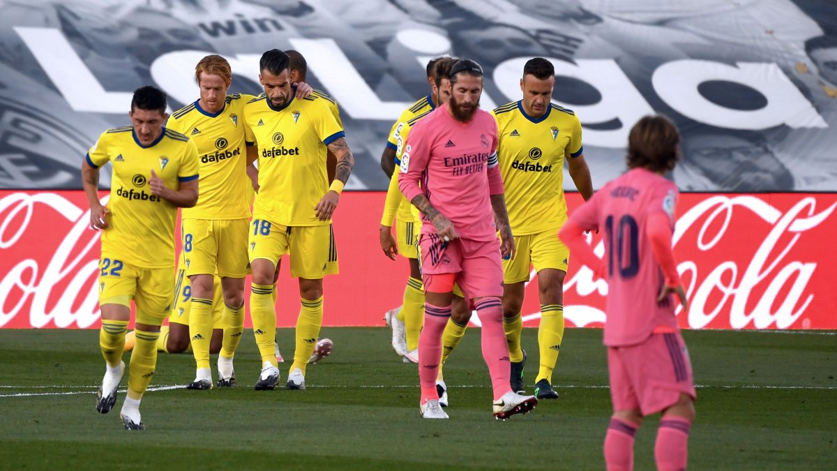 A pesar de la caída del Real Madrid (d), siguen liderando La Liga por las derrotas del Barcelona y el Sevilla.