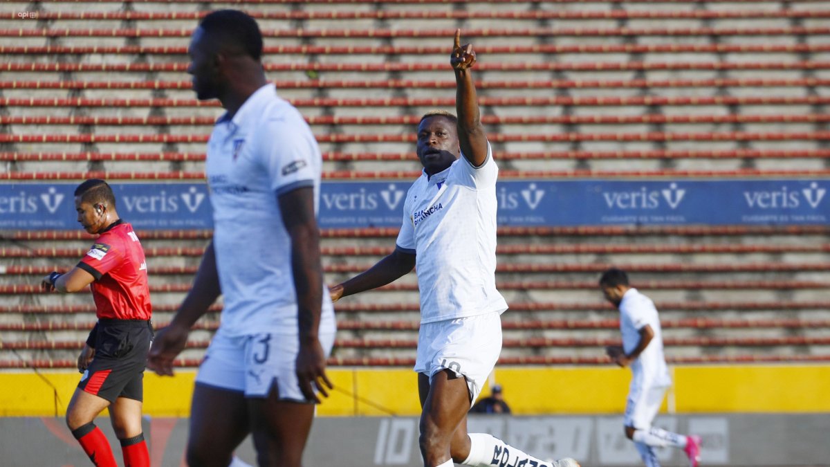 Christian Martínez Borja festeja el primero de sus goles ante Independiente del Valle, la noche de este sábado en el Olímpico Atahualpa
