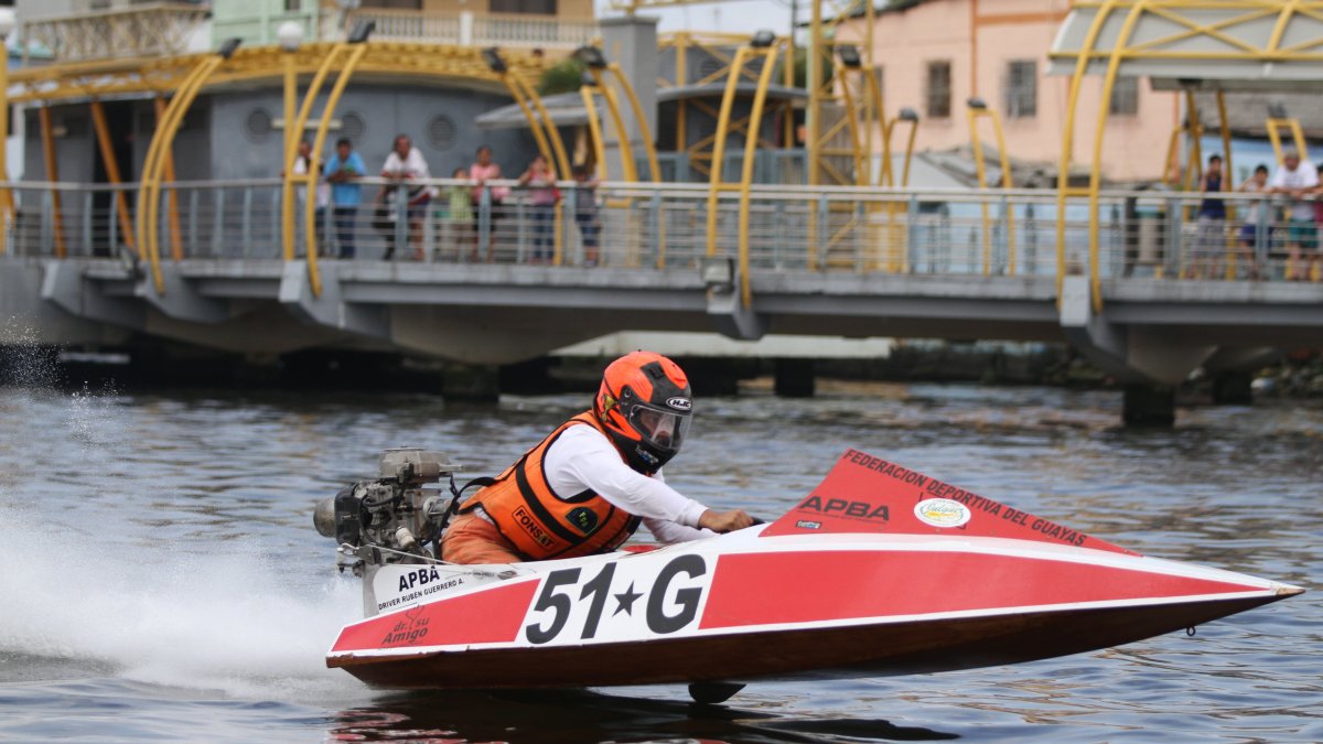 En plena recta los botes pueden alcanzar una velocidad de entre  60 y 80 millas por hora.