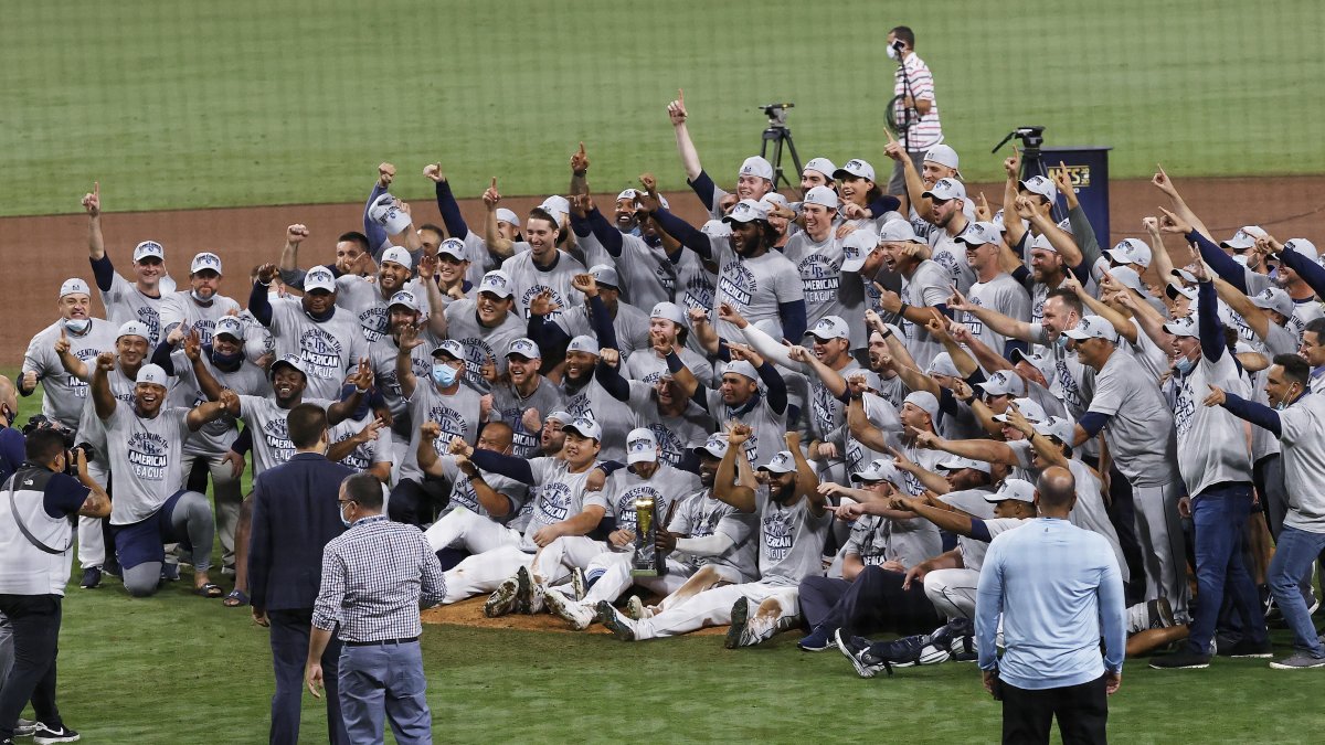Los Rays de Tampa Bay festejan haber conseguido el trofeo de la Liga Americana de las Grandes Ligas de Béisbol.